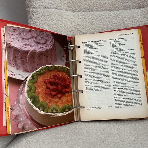 Vintage Betty Crocker's Hardback Cookbook - Picture 5 of 7
